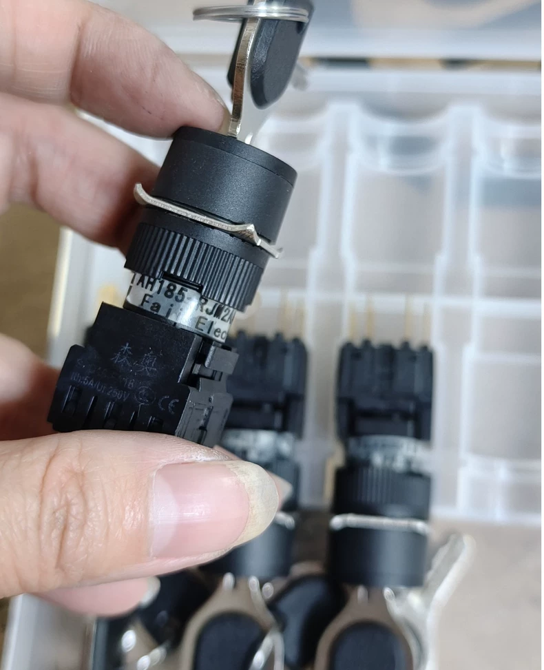 Fuji Electric Key Selector Switch AH185-RJM2AA thumbnail
