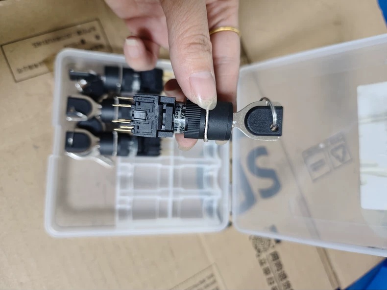 Fuji Electric Key Selector Switch AH185-RJM2AA thumbnail