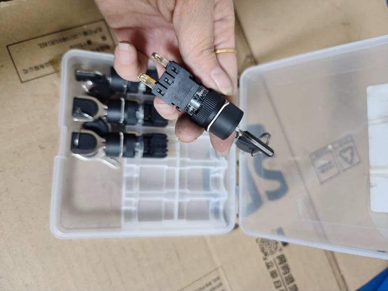 Fuji Electric Key Selector Switch AH185-RJM2AA thumbnail