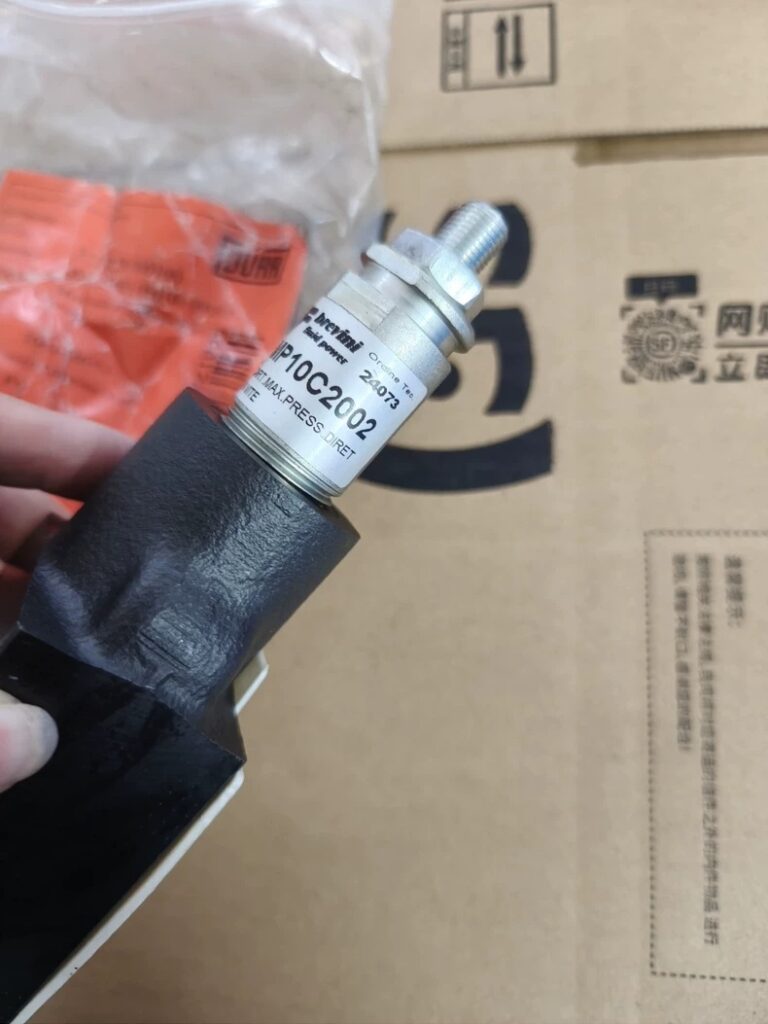 Brevini Fluid Power Hydraulic Directional Valve AM3VMPC2003M6 / 100142683 thumbnail