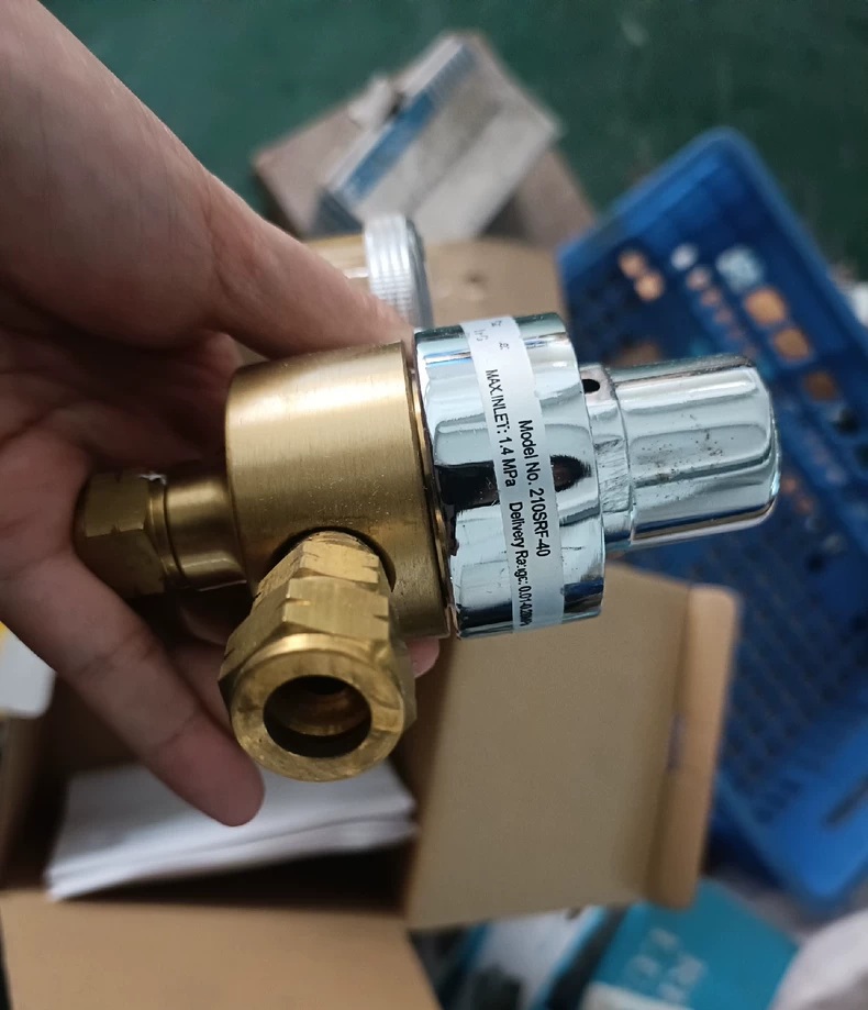 GENTEC Gas Pressure Regulator 210SRF-40 thumbnail