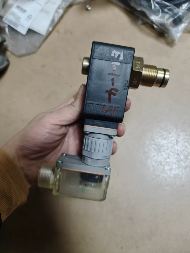 Parker Solenoid Valve S04394 thumbnail