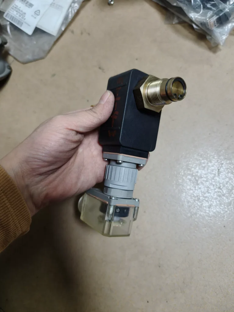 Parker Solenoid Valve S04394 thumbnail