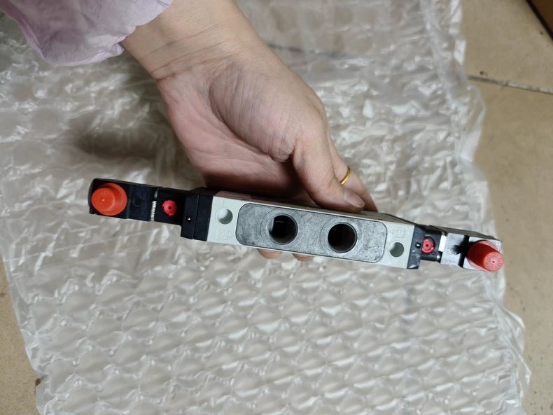 Bosch Rexroth Solenoid Directional Valve 0820059406 thumbnail