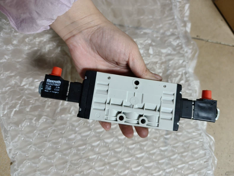 Bosch Rexroth Solenoid Directional Valve 0820059406 thumbnail