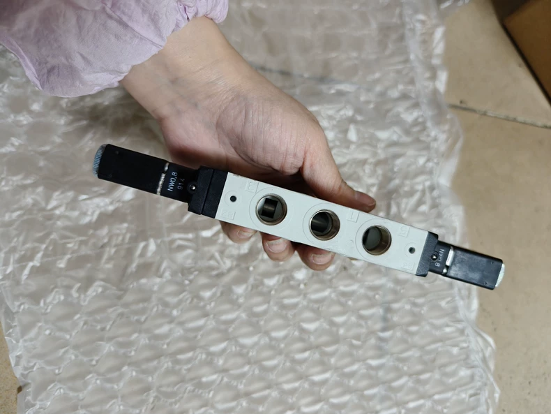 Bosch Rexroth Solenoid Directional Valve 0820059406 thumbnail