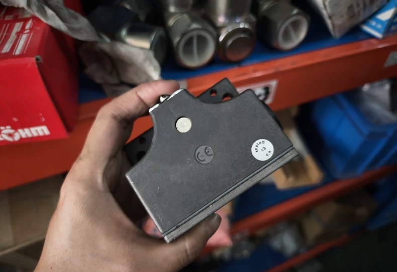Euchner Limit Switch SN02R12-502-AM-M / 079289 thumbnail