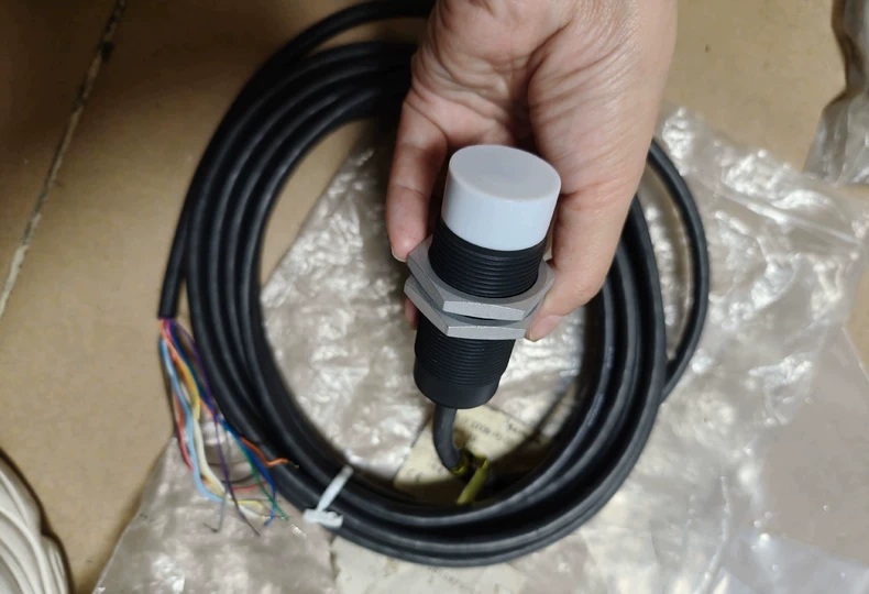 B&PLUS Non-Contact Sensor RPE8-TF3000N-PU-02 thumbnail