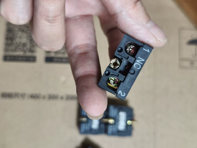 IMCOR Pushbutton Contact Module ZB2-BE102C thumbnail