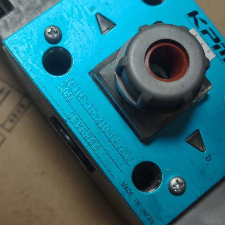 KPM Kawasaki Solenoid Directional Valve DE10P-10-210-DA220/5 thumbnail