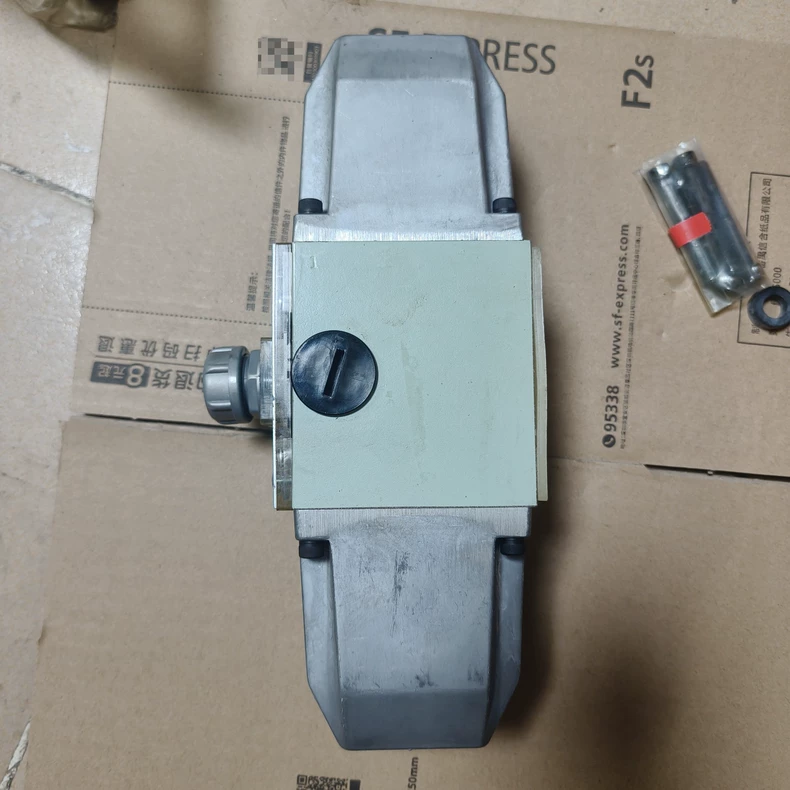 KPM Kawasaki Solenoid Directional Valve DE10P-10-210-DA220/5 thumbnail