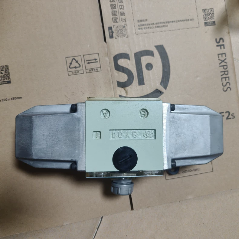 KPM Kawasaki Solenoid Directional Valve DE10P-10-210-DA220/5 thumbnail
