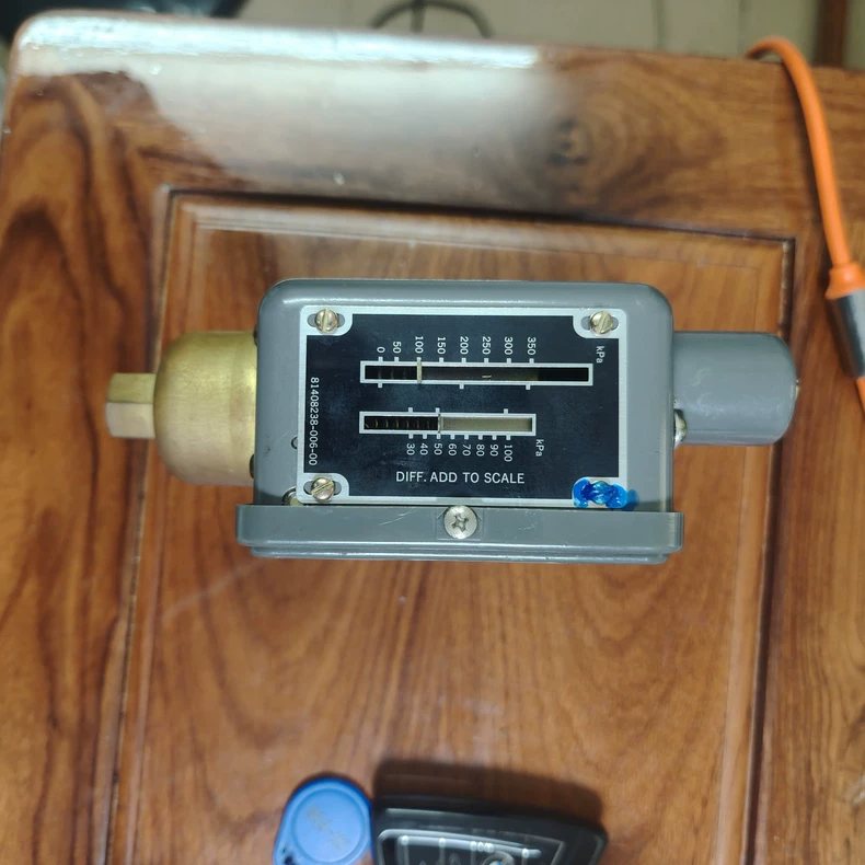 Azbil Pressure Regulator Switch L404F204