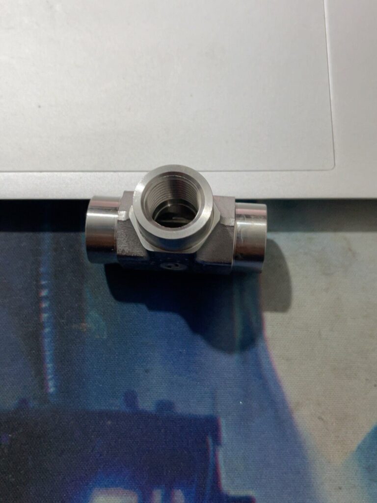 Parker 1/4MMO444MSS Tee Fitting thumbnail