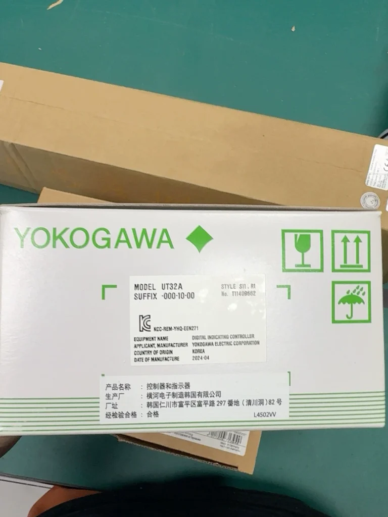 Yokogawa UT32A-000-10-00 Temperature Controller