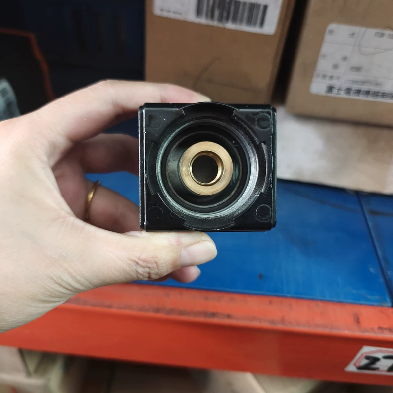 Bosch Rexroth Pressure Regulator Valve 0821303305 thumbnail