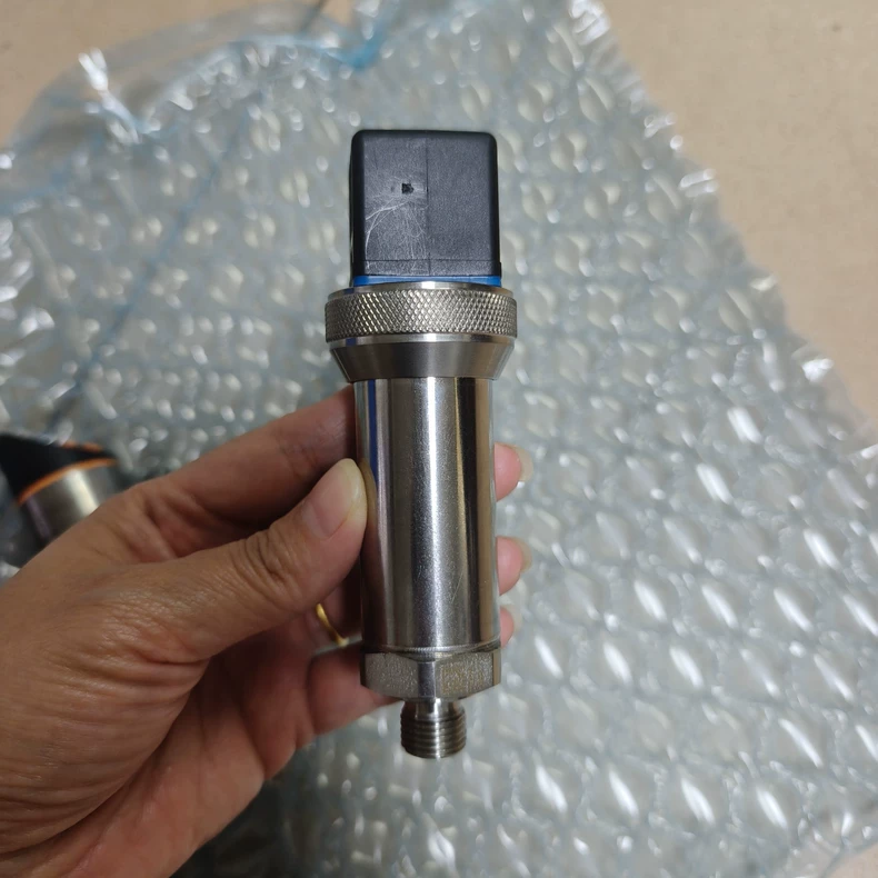 WIKA Pressure Sensor P-30 / 82137196 thumbnail