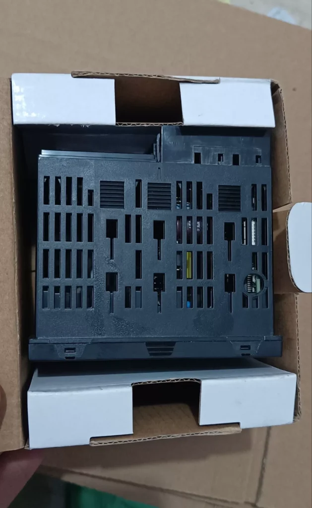 Fuji Electric PXR9TCY1-8W000-C Temperature Controller thumbnail