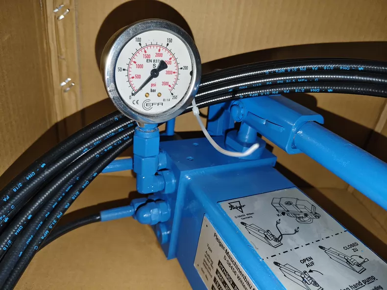 Pleiger HYH909-81-5M Hand Hydraulic Pump thumbnail