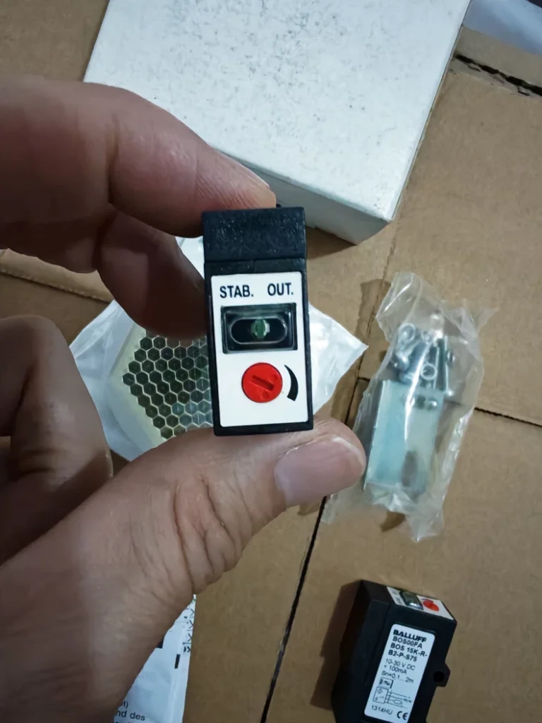 BOS00FA BOS 15K-R-B2-P-S75 Photoelectric Sensor thumbnail