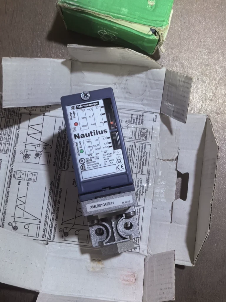 Telemecanique XMLB010A2S11 Pressure Switch