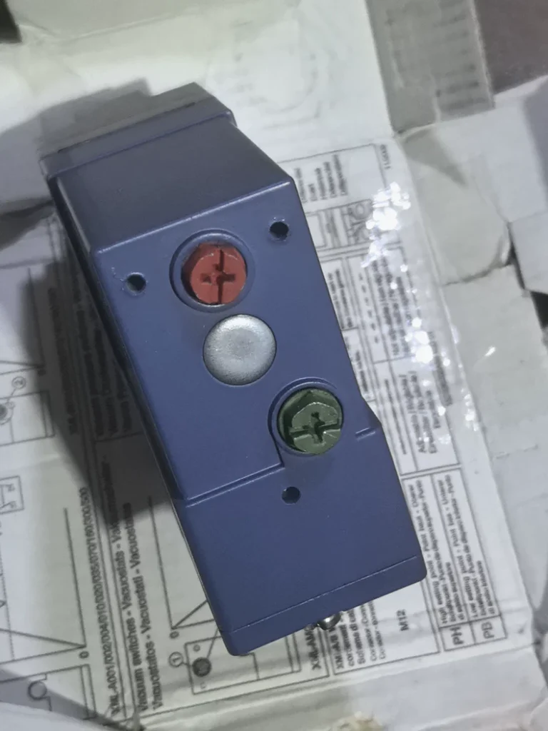 Telemecanique XMLB010A2S11 Pressure Switch thumbnail